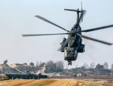 世俱杯决赛-恩比德主宰比赛走向，奇才与骑士对决中的王者身影