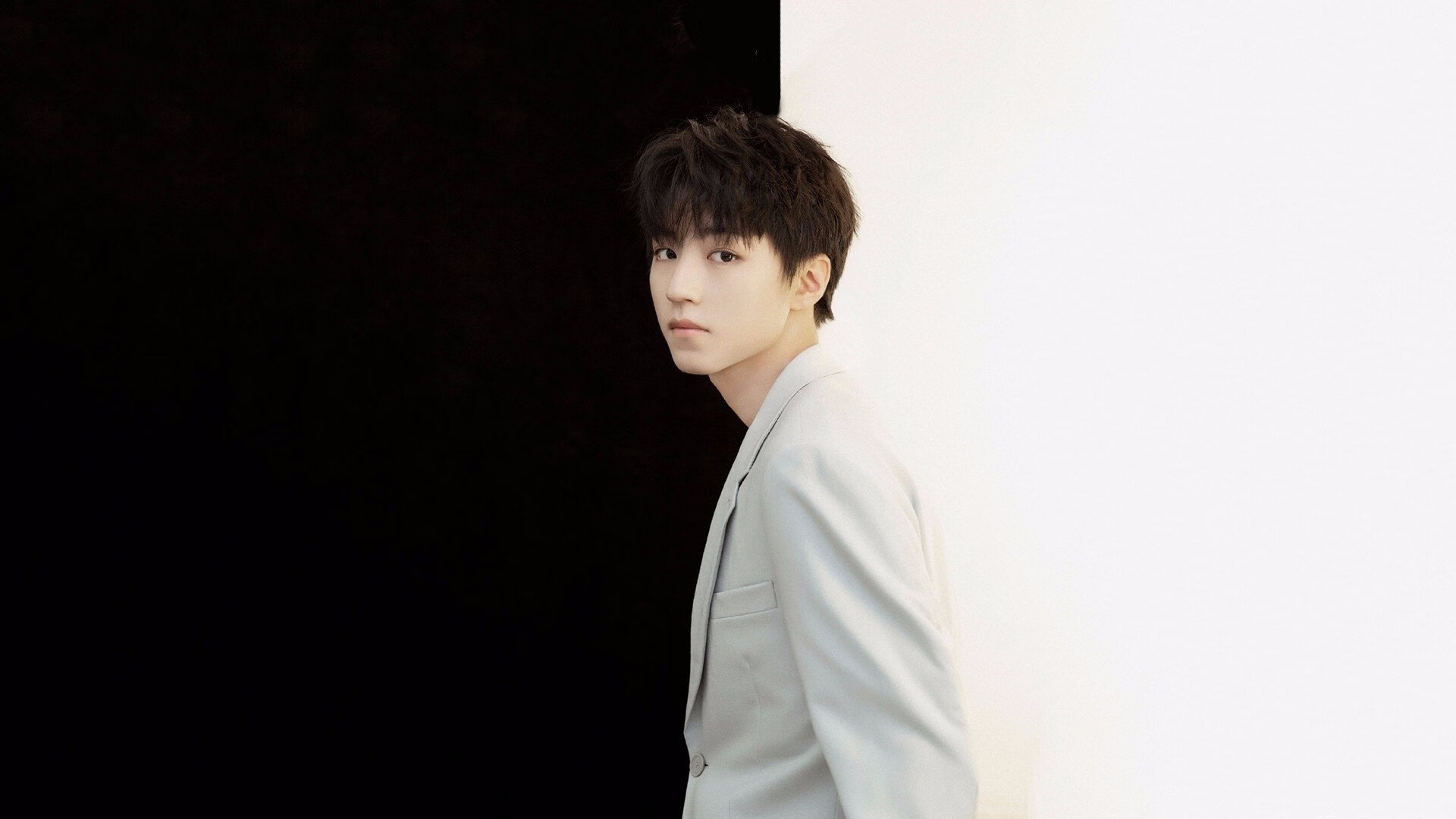 世俱杯-铁壁围城！爱德华兹关键先生本色闪耀，篮网制霸山西诠释现代篮球真谛