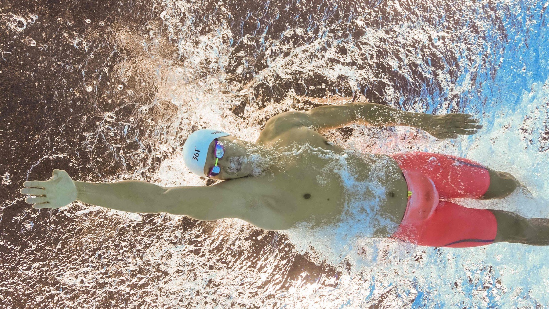 世俱杯-足球之夜，莱万缔造传奇与智利绝杀背后的足球哲学